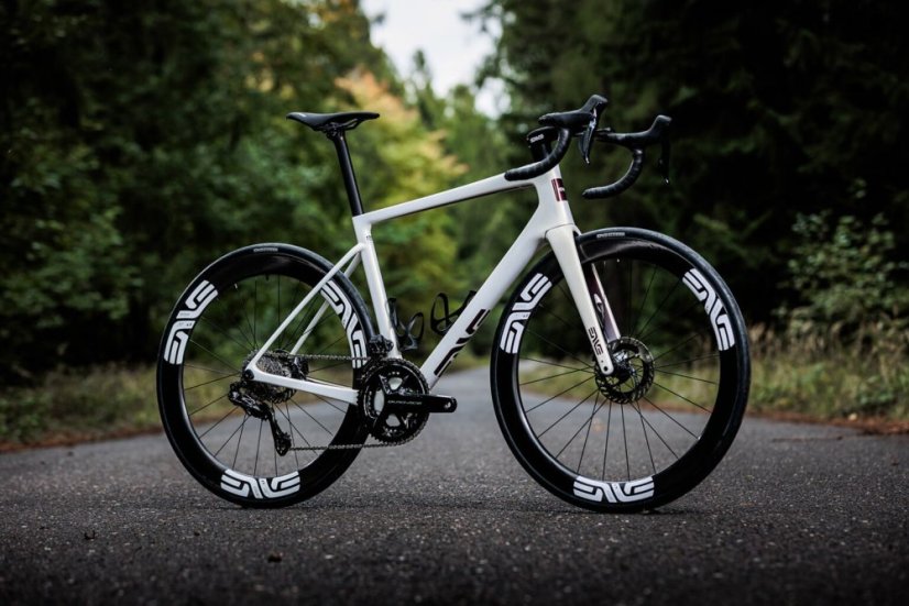 Silniční kolo Enve Melee, Shimano Dura-Ace Di2 - Velikost kola: 56