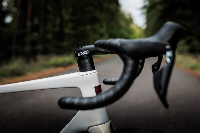 Silniční kolo Enve Melee, Shimano Dura-Ace Di2 - Velikost kola: 56